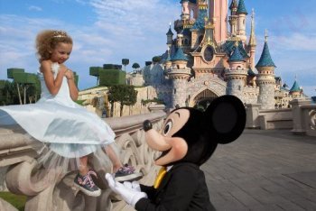 Франция, Микки Маус на фоне замка Спящеё красавицы
