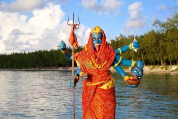 индуистский бог в приморском храме недалеко от Тру-о-Биш, Маврикий