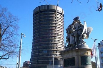 Базель, здание Банка международных расчетов с памятником Франко-прусской войне 1870—1871 годов