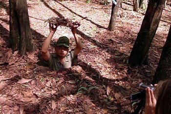 Вьетнам, вход в тоннели